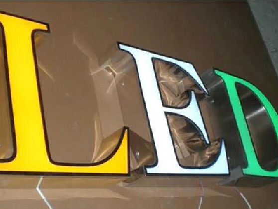 商水介绍LED招牌的基础知识。